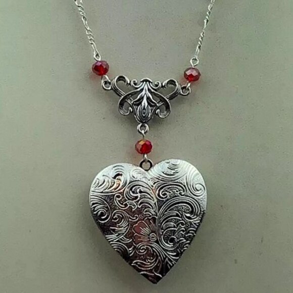 DESIGNER ROMANTIC Etched Silver Heart Glass Red AB Beads Locket Chain Necklace - Picture 3 of 4